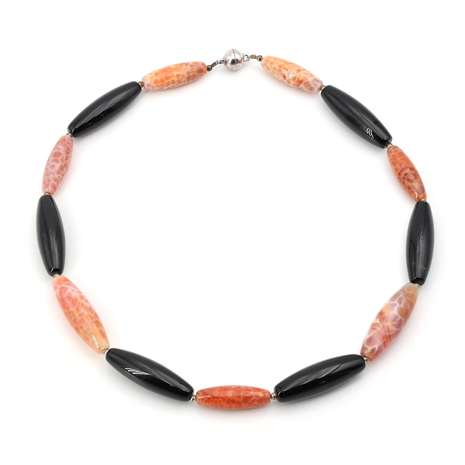 Kette aus Karneol und Onyx mit Magnetschloss und Kugeln aus Silber, liegend geschlossen