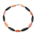 Kette aus Karneol und Onyx mit Magnetschloss und Kugeln aus Silber, liegend geschlossen